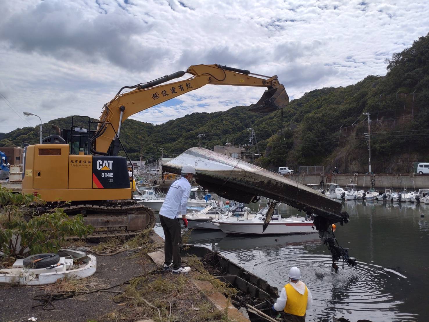 有田市箕島漁港ボランティア　沈没船引上げ作業